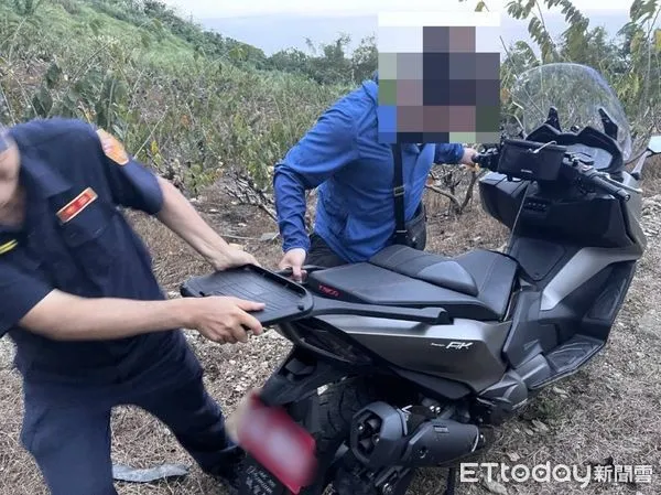 ▲重機騎士誤入釋迦園，警方協助脫困。（圖／記者楊漢聲翻攝）