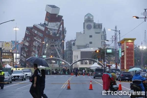 ▲▼花蓮天王星大樓在0403大地震後受創嚴重，在經過一連串加固防護工程施作後，縣府委請拆除團隊於4/5下午五點過後正式拆除。拆除作業將由上往下，依序將高層重物卸除後向下拆除。（圖／記者湯興漢攝）