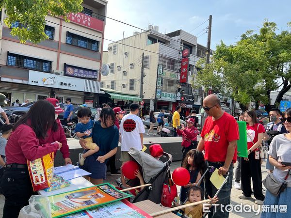 ▲紅色氣球降落台南，5日特選定新化區街役場歷史古蹟進行一日展覽，是唯一不在台南舊市區內的景點，南消四大隊進行一場快閃防火宣導與民同樂。（圖／記者林東良翻攝，下同）