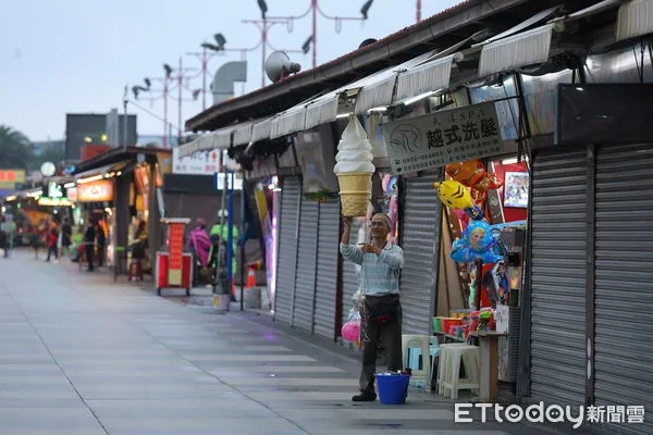 ▲▼0403花蓮強震重創花蓮觀光旅遊，清明連假本該熱鬧擁擠的東大門夜市，開門做生意的店家三三兩兩，遊客更是稀稀落落。（圖／記者湯興漢攝）