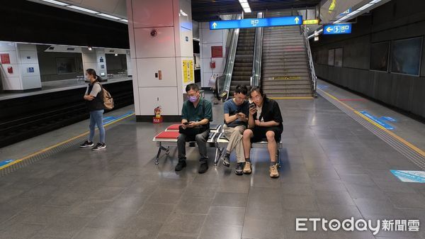 ▲▼台鐵松山站月台座椅調整與軌道垂直，讓旅客不直視軌道。（圖／台鐵公司提供）