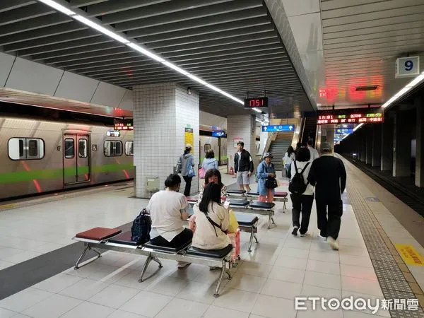 ▲▼台鐵南港站月台座椅調整與軌道垂直，讓旅客不直視軌道。（圖／台鐵公司提供）