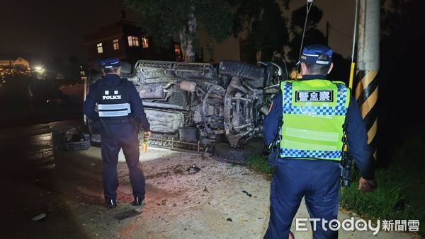 ▲金門一輛休旅車失控衝撞路燈。（圖／記者林名揚翻攝）