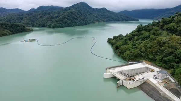 ▲強震後憂強降雨引發石門水庫高濁度