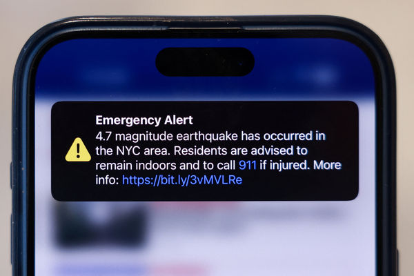 ▲▼美東5日上午10時23分發生罕見地震，紐約市緊急警報系統直到11時過後才發布手機警報。（圖／路透）