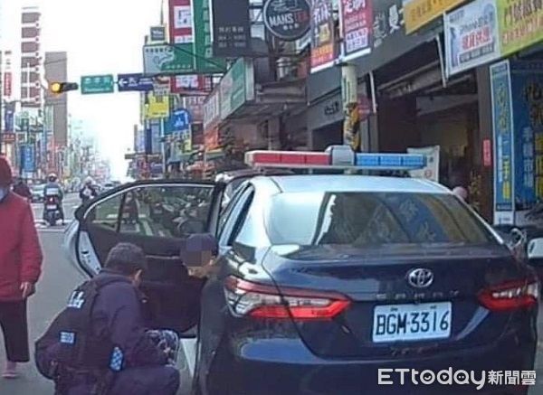 ▲警方迅速偵辦逮捕詐團車手。（圖／龍潭警分局提供，下同）