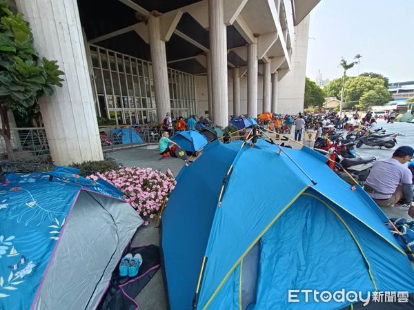 ▲縣府廣場擺滿帳篷。（圖／記者唐詠絮攝）