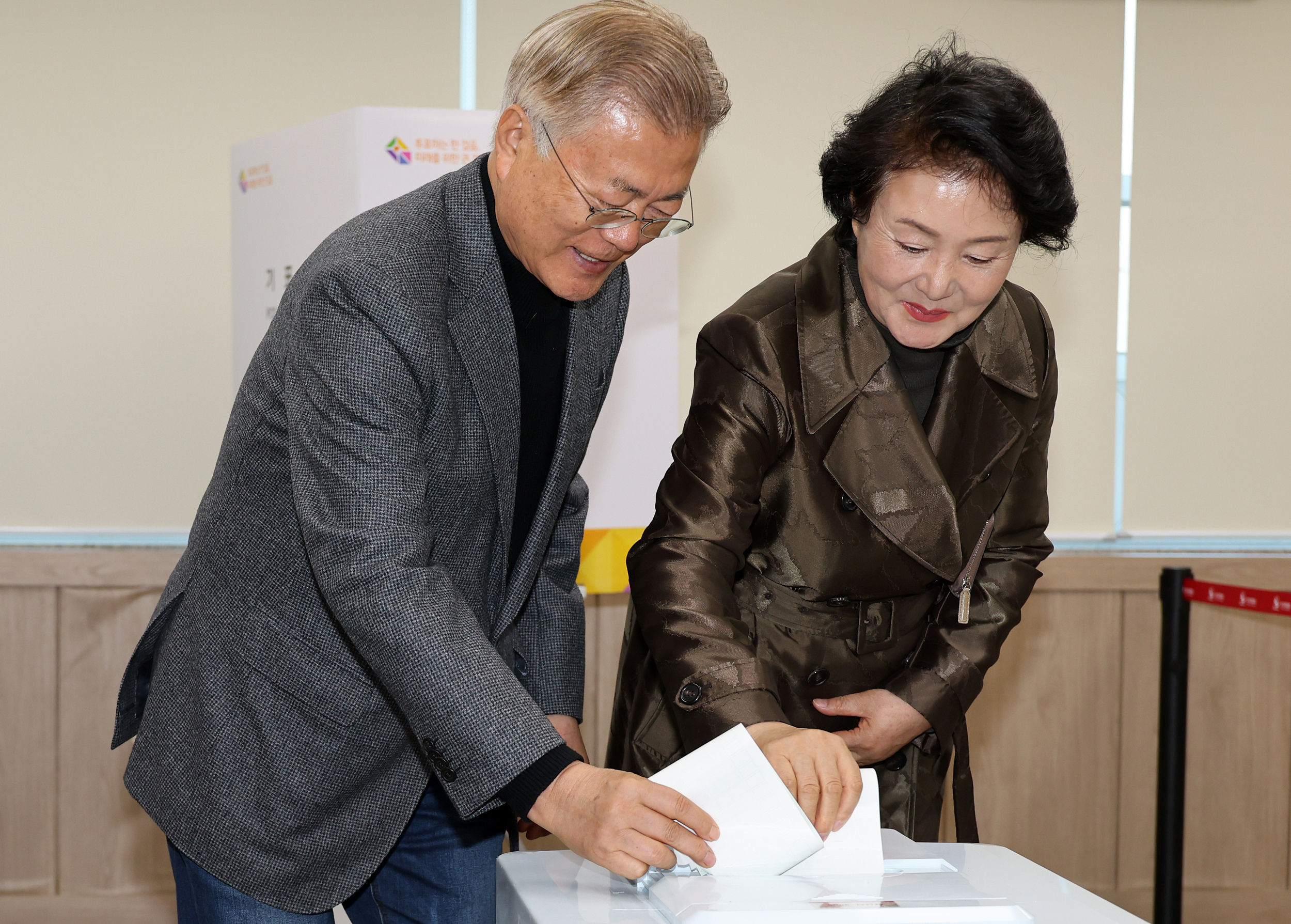 ▲▼南韓前總統文在寅夫婦5日前往住家附近的投票所進行總選的事前投票。（圖／VCG）