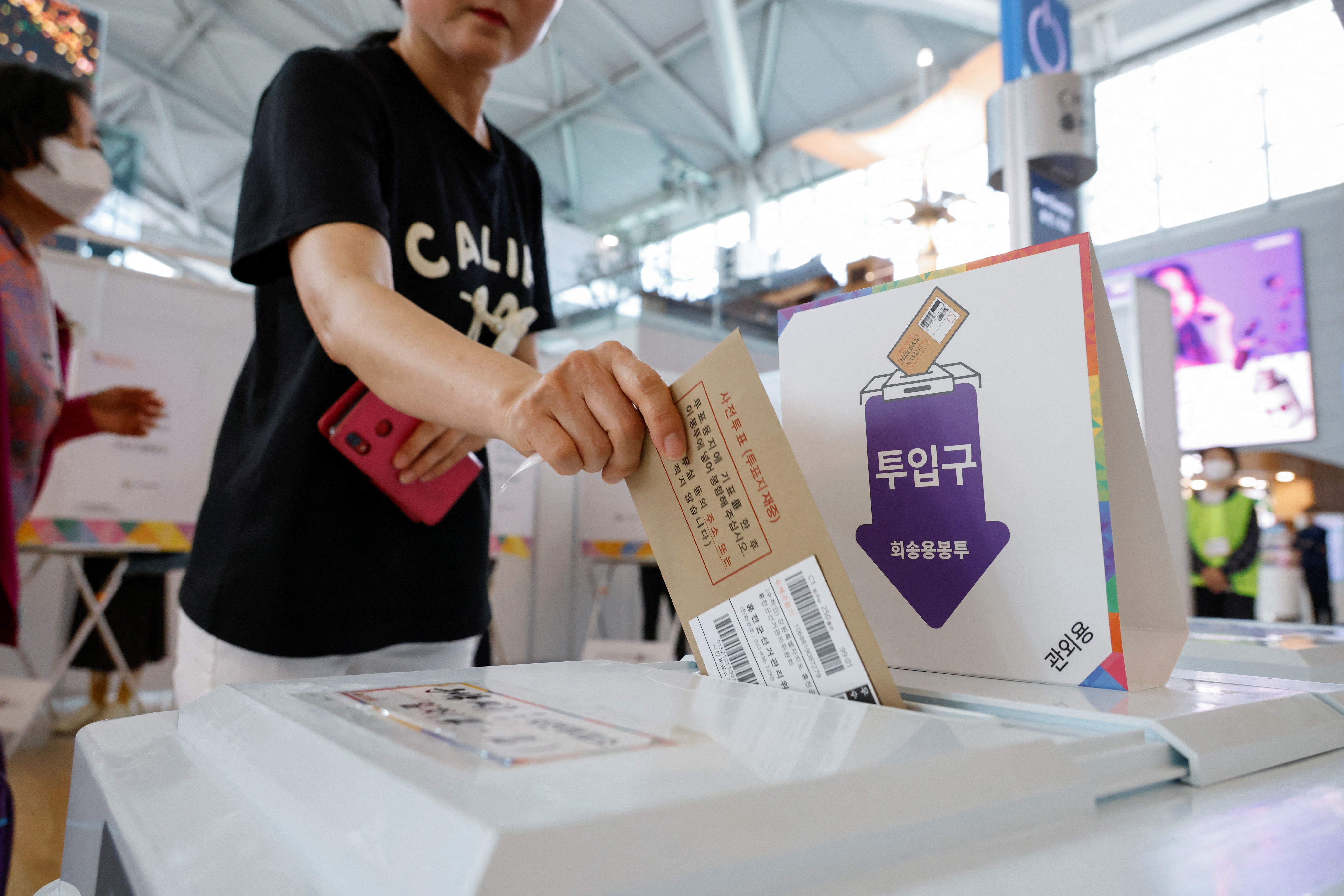 ▲▼南韓即將進行國會選舉，5、6日開放民眾事前投票。（圖／路透）