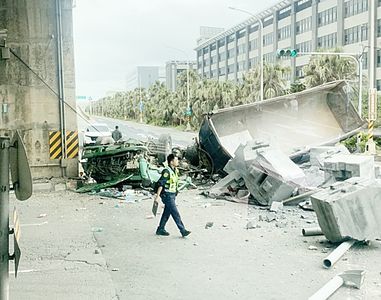 快訊／台61線砂石車墜落10米橋下　車體爛碎…駕駛重傷不治
