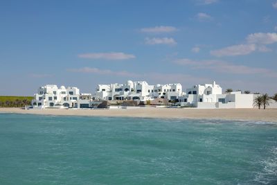阿布達比最新奢華酒店開幕！限成人入住、24小時管家　享海灣美景