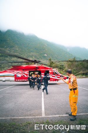 ▲▼空勤隊直升機協助運送物資，新城警方前去停車場接收，再以空投方式協助運送，解天祥所燃眉之急。（圖／新城警分局提供，下同）