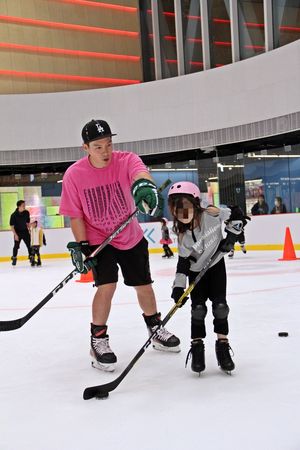 ▲許孟哲(左)指導小朋友練冰球。（圖／晴空鳥提供）