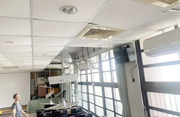 ▲針對0403花蓮強震，桃園市楊梅區四維國小教室視聽教室天花板掉落。（圖／教育局提供）