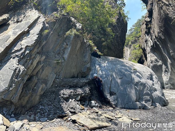 ▲5人登山隊攀登能高安東軍、縱走萬大南溪受困獲救。（圖／記者高堂堯翻攝）