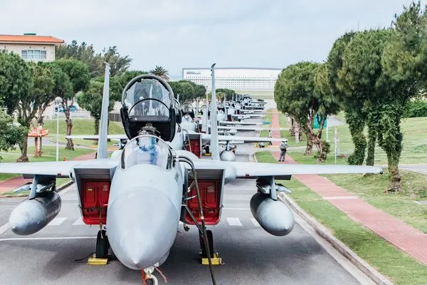 ▲▼沖繩公路「停滿F-15戰機」畫面曝光。（圖／翻攝自X／@Naha_AirBase）