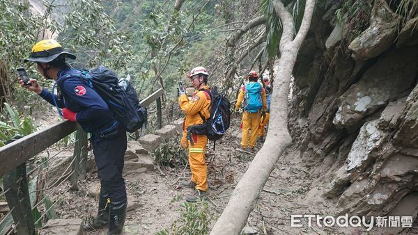 ▲▼花蓮地震，搜救犬Roger黑色拉布拉多於砂卡礑步道尋獲罹難者遺體。（圖／記者黃彥傑翻攝）