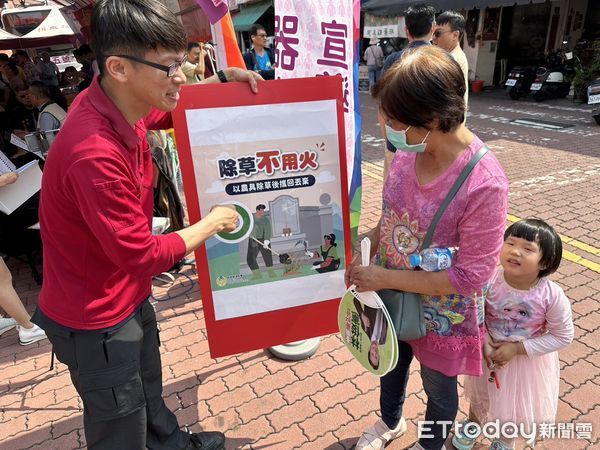 ▲台南市消防局第七大隊中正分隊，6日在台灣祀典武廟舉辦「武廟熱血愛在台南」捐血活動中，進行消防宣導。（圖／記者林東良翻攝，下同）