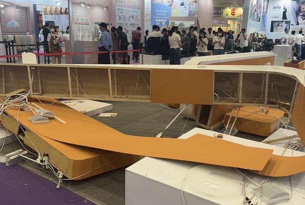 ▲▼婦幼展裝潢倒塌打到民眾。（圖／民眾提供）