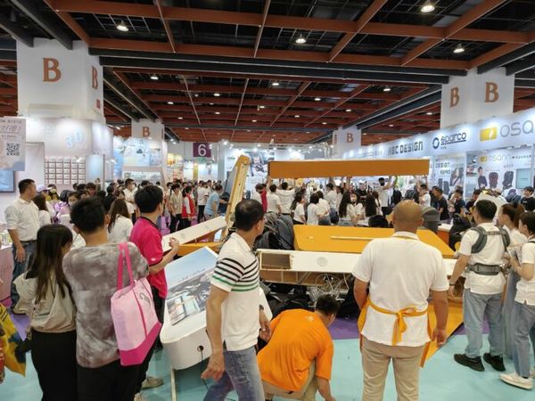 ▲▼婦幼展裝潢倒塌打到民眾。（圖／翻攝自記者爆料網）