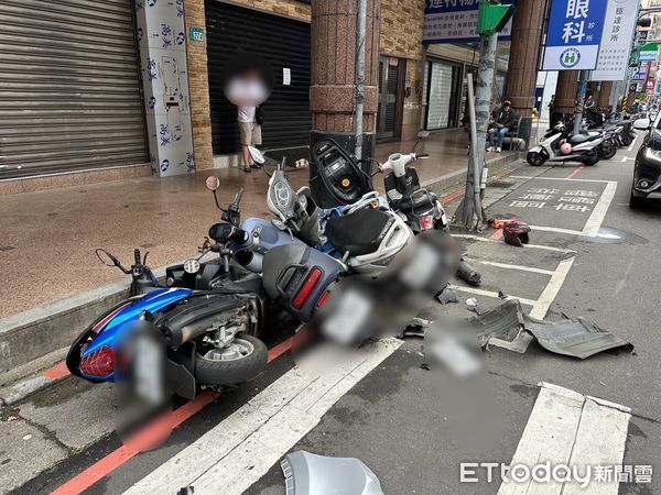 ▲▼新莊小客車失控撞倒21部機車後肇逃。（圖／記者陳以昇翻攝）