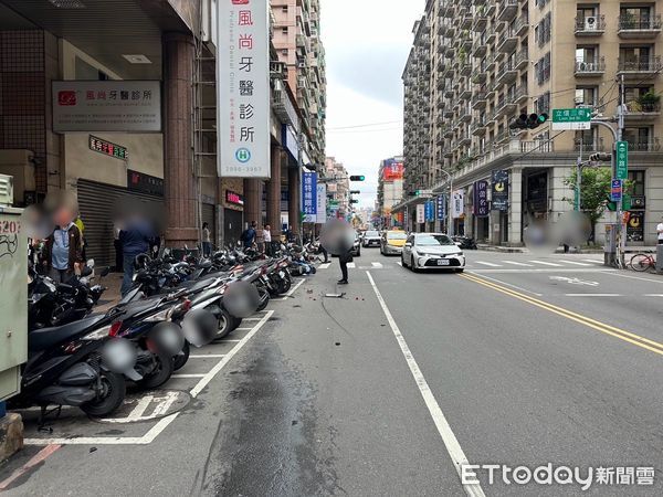 ▲▼新莊小客車失控撞倒21部機車後肇逃。（圖／記者陳以昇翻攝）