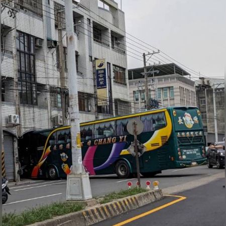 ▲和美鎮發生遊覽車撞民宅。（圖／縣議員賴清美提供）