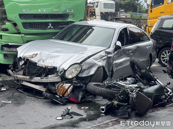 ▲▼台北港車禍，7車連環撞，1女死亡。（圖／記者邱中岳翻攝）