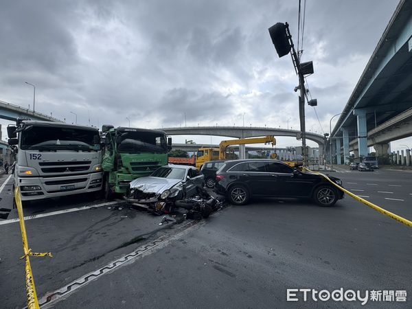 ▲▼台北港車禍，7車連環撞，1女死亡。（圖／記者邱中岳翻攝）