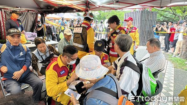 ▲▼ 高雄市搜救隊支援花蓮地震救災。（圖／記者許宥孺翻攝）