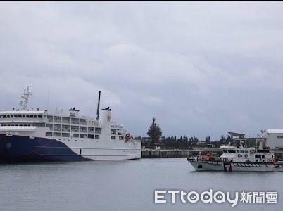 ▲▼透過海運航行於蘇澳港-花蓮港間疏運人車。（圖／海巡東部分署提供，下同）