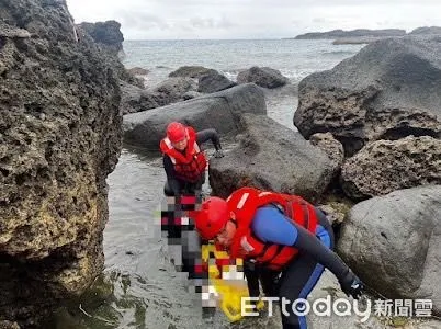 ▲▼海巡人員下水將浮屍拖帶上岸已無生命跡象。  （圖／海巡署東部分署提供，下同）