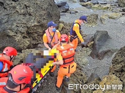 ▲▼海巡人員下水將浮屍拖帶上岸已無生命跡象。  （圖／海巡署東部分署提供，下同）