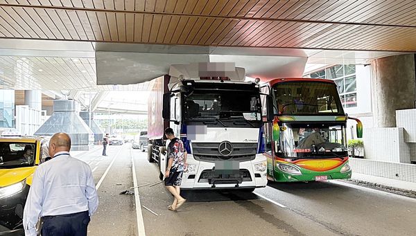 ▲賓士貨櫃車今天上午誤闖桃園機場，車斗處撞壞二航廈空橋。（圖／航警局提供）