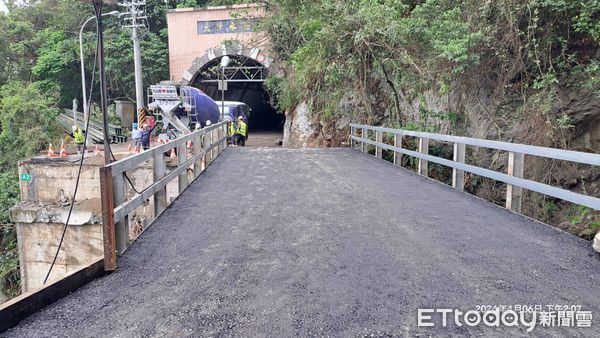 ▲▼下清水橋初期搶通採鋼便橋，係應用舊有下清水橋，開闢二端引道銜接至既有公路。（圖／公路局提供，下同）