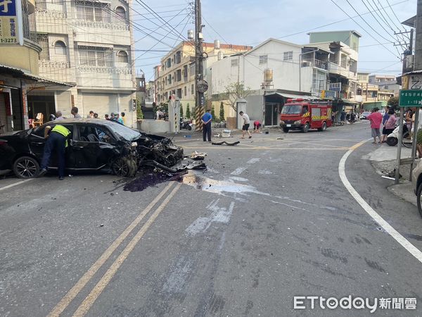 ▲高雄男開車自撞路邊透天厝。（圖／記者吳世龍翻攝）