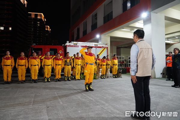 ▲台南市長黃偉哲，除適時請消防局長李明峯轉達搜救注意平安外，更在今晚主動前來大橋消防分隊，與義勇消防總隊黃崇銘總隊長，對榮歸的台南市搜救隊慰勉。（圖／記者林東良翻攝，下同）