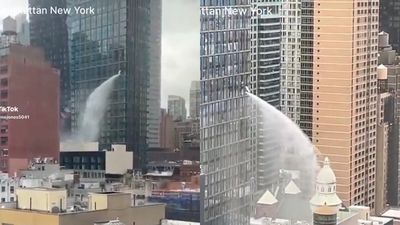 紐約摩天大樓驚現瀑布！玻璃窗噴水「一洩千里」　像極尿尿小童
