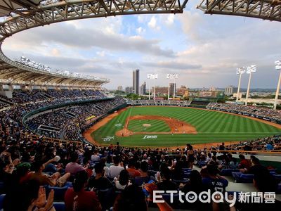 16706人湧澄清湖、台鋼雄鷹主場開幕戰破紀錄　領隊劉東洋感性謝高雄