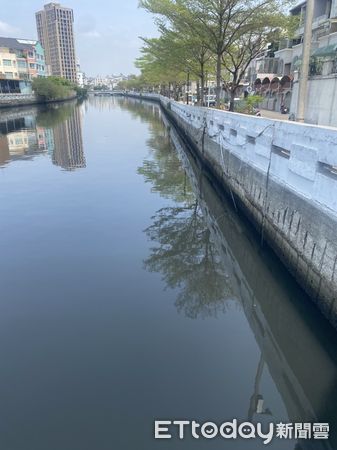 ▲台南市議員李啟維指出，連假這幾天也沒有下雨，不知為何原因健康路台南運河的水卻被污染成黑色，要求市府應儘速查明真相，還給台南市民乾淨的運河。（圖／記者林東良翻攝，下同）