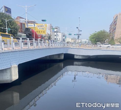 ▲台南市議員李啟維指出，連假這幾天也沒有下雨，不知為何原因健康路台南運河的水卻被污染成黑色，要求市府應儘速查明真相，還給台南市民乾淨的運河。（圖／記者林東良翻攝，下同）