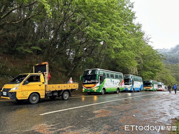 ▲▼中橫受困人車7日上午10時開始自天祥向東、西方向撤離。（圖／公路局提供，下同）