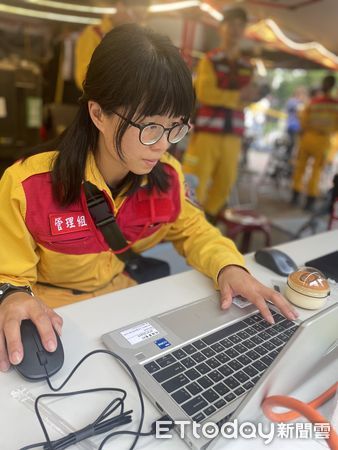 ▲▼高雄特搜5女隊員前進花蓮災區協助救災。（圖／記者賴文萱翻攝）