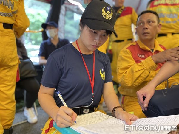 ▲▼高雄特搜5女隊員前進花蓮災區協助救災。（圖／記者賴文萱翻攝）