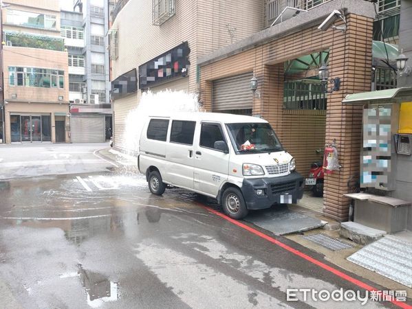 ▲▼蘆洲車禍撞斷消防栓。（圖／記者陳以昇翻攝）