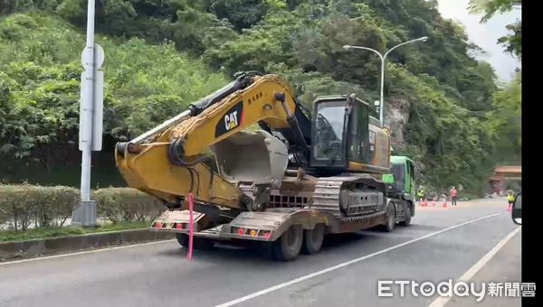 ▲▼3部大型機具前進砂卡礑步道開挖。（圖／記者黃彥傑攝）