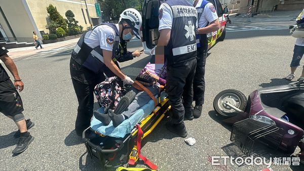 ▲▼禮讓救護車釀追撞。（圖／記者吳世龍攝）