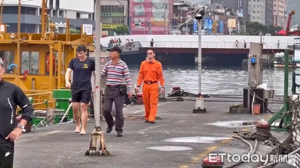 ▲基隆小艇碼頭傳男子落海 勇猛海巡隊員路過急救人。（圖／記者郭世賢翻攝）