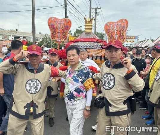 ▲行程大延誤！鎮瀾宮顏清標、鄭銘坤押轎趕路　信徒全部跑起來。（圖／記者游瓊華翻攝）