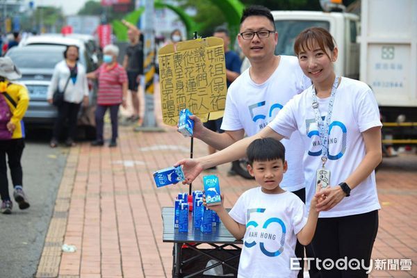 ▲行程大延誤！鎮瀾宮顏清標、鄭銘坤押轎趕路　信徒全部跑起來。（圖／記者游瓊華翻攝）